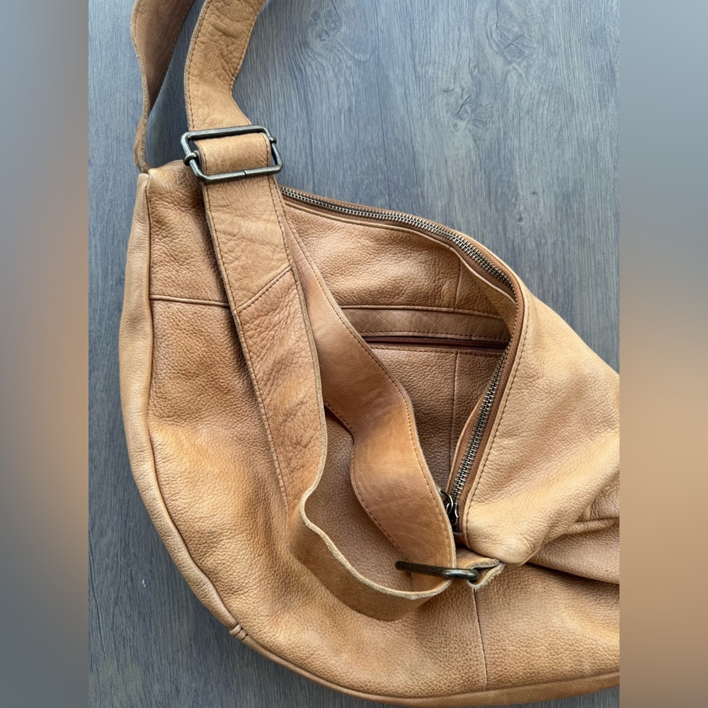 Vilenca Holland Hobo Bag with Slouchy Design and Adjustable Strap - Picture 7 of 8